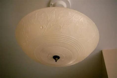 light fixture without ground wire